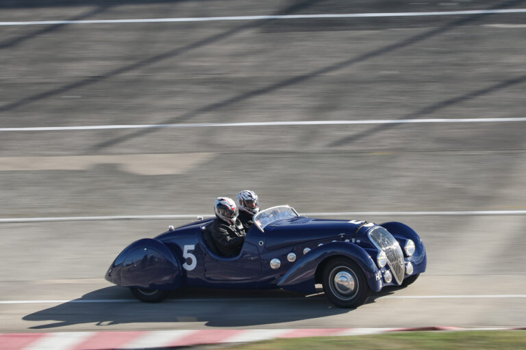 Toujours splendide Peugeot 302 Darl’mat surprise sur l’anneau.
