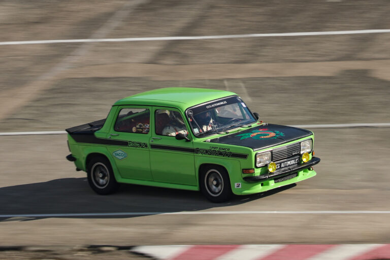 Simca 1000 Rallye 2 en plein freinage avant la chicane.