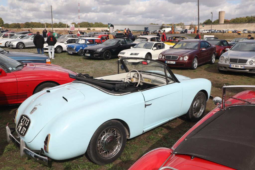 Parmi les raretés, cette Brissonneau et Lotz Louis Rosier, que l’on pourrait confondre avec une Alpine A106 Cabriolet.