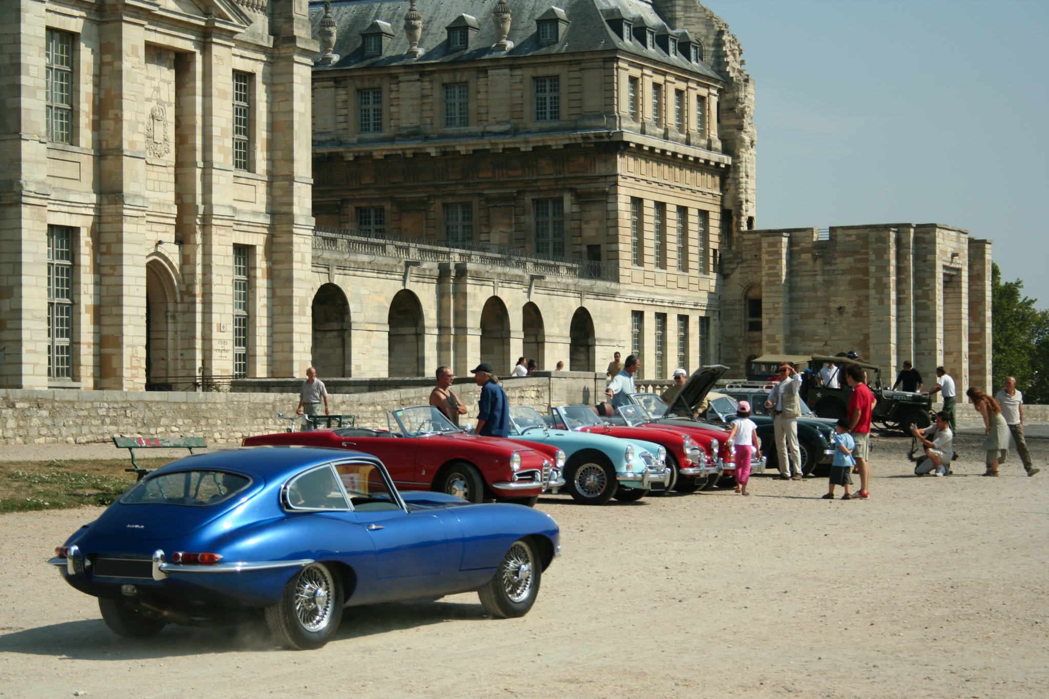Voici 40 ans que les passionnés se retrouvent sur le parvis du Château, comme ici un beau jour de 2005