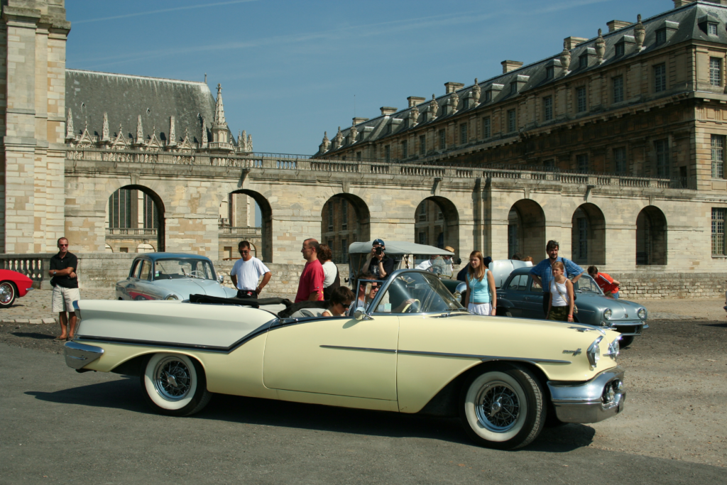 Les belles américaines sont fidèles au rendez-vous comme cette Oldsmobile Super 88.