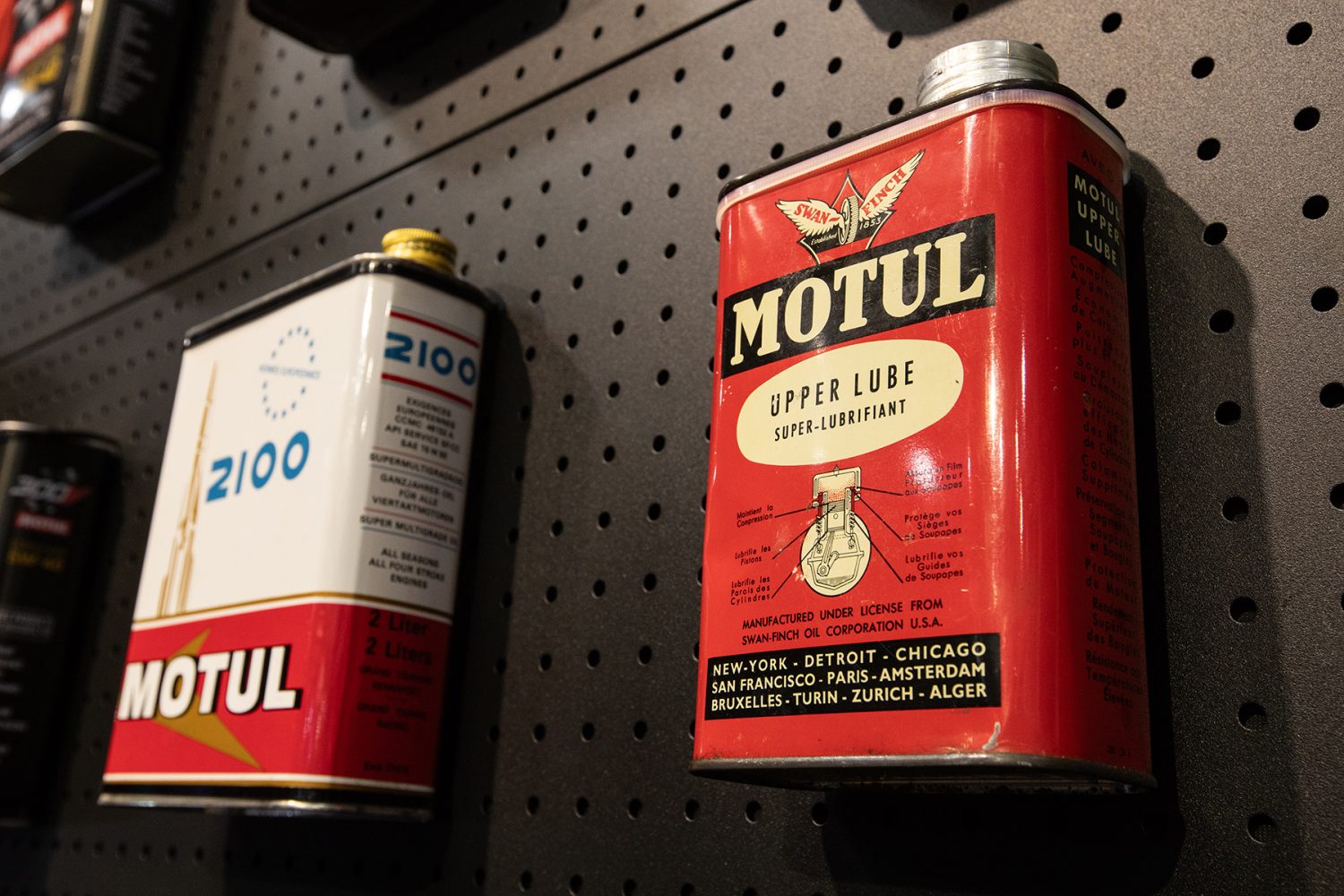 Exposition de bidons d'huile vintage Motul