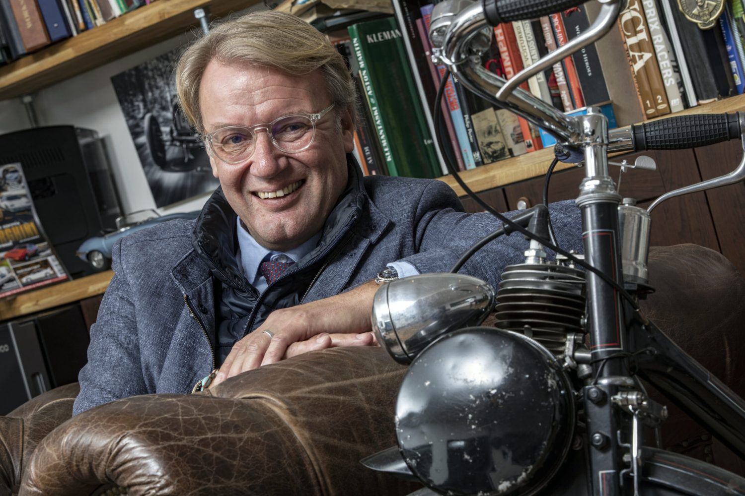 Stéphane Pavot pose avec sa Healey MK3 3000